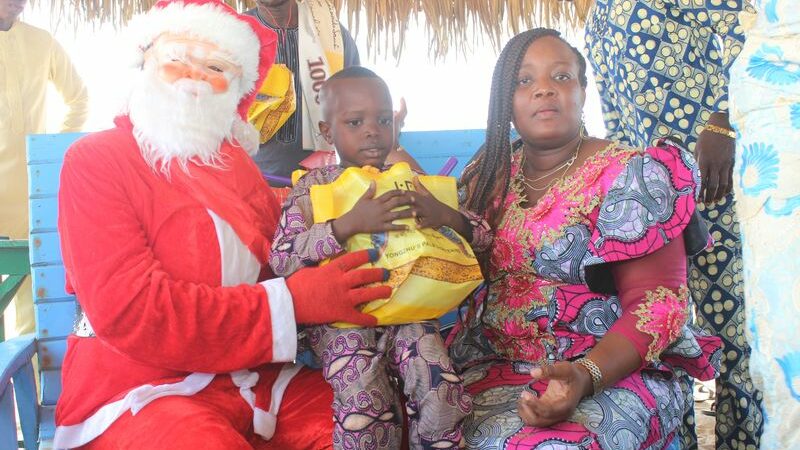 Fête de Noël à l’EPP HOUEDJRO KPAGO : Inès HADONOU aux côtés des tout-petits de son village natal