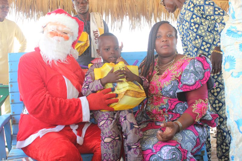 Fête de Noël à l’EPP HOUEDJRO KPAGO : Inès HADONOU aux côtés des tout-petits de son village natal