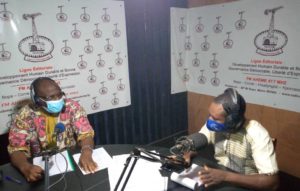 Gilbert-HOUNKPATIN-Président-de-ADESCAP-au-micro-de-Hyacinthe