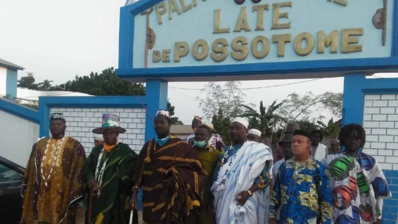 Sous le signe du respect des gestes barrières (Sa Majesté Laté Anagonou Ayolomi II prie pour Patrice Talon)