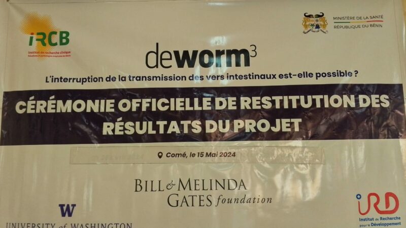 Projet deworm3 à Comé : les résultats du projet exposés aux populations.
